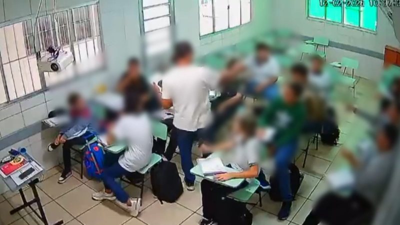 Professor acusado de racismo contra aluno de 13 anos é ouvido em audiência nesta quarta-feira
