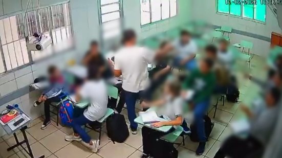 Imagens de câmeras de monitoramento registraram o momento em que o professor aponta para o aluno durante conversa sobre a capa do caderno - Foto: Reprodução