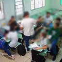 Imagens de câmeras de monitoramento registraram o momento em que o professor aponta para o aluno durante conversa sobre a capa do caderno - Foto: Reprodução
