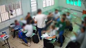 Imagens de câmeras de monitoramento registraram o momento em que o professor aponta para o aluno durante conversa sobre a capa do caderno - Foto: Reprodução