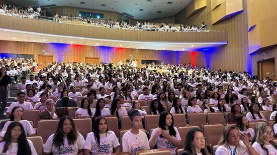 Aula inaugural com estudantes marca início do ensino médio integral profissionalizante