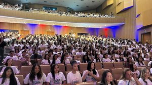 Mais de mil estudantes de todos os municípios de Alagoas participaram da aula inaugural do ensino médio integral da rede estadual, realizada no Teatro Gustavo Leite, no Centro de Convenções de Jaraguá. - Foto: Eberth Lins/TNH1