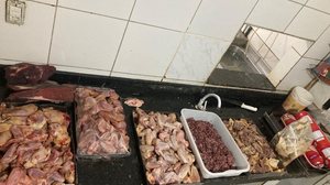 Estabelecimento no Conjunto Cleto Marques foi visitado durante fiscalização de rotina, que constatou irregularidades sanitárias e a existência de produtos impróprios para consumo - Foto: Cortesia/Vigilância Sanitária