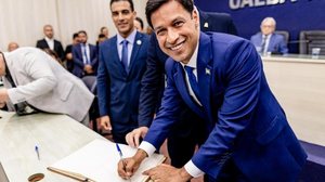 Gestor assume oficialmente a Prefeitura da capital em solenidade realizada neste domingo (5), na Câmara Municipal de Maceió - Foto: Felipe Sóstenes/Secom Maceió