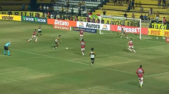 Apagão na defesa do CRB chama atenção no segundo gol do Criciúma - Reprodução / SportyNet