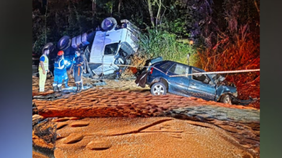 Acidente grave entre carro e carreta deixa três mortos em Minas Gerais