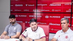 Ari Barros (executivo de futebol), Eduardo Barroca (técnico) e Mário Marroquim (presidente) em imagem de arquivo - Francisco Cedrim / CRB