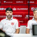 O executivo de futebol, Ari Barros, e o presidente Mário Marroquim na entrevista coletiva - Francisco Cedrim / CRB