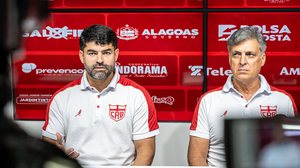 O executivo de futebol, Ari Barros, e o presidente Mário Marroquim na entrevista coletiva - Francisco Cedrim / CRB