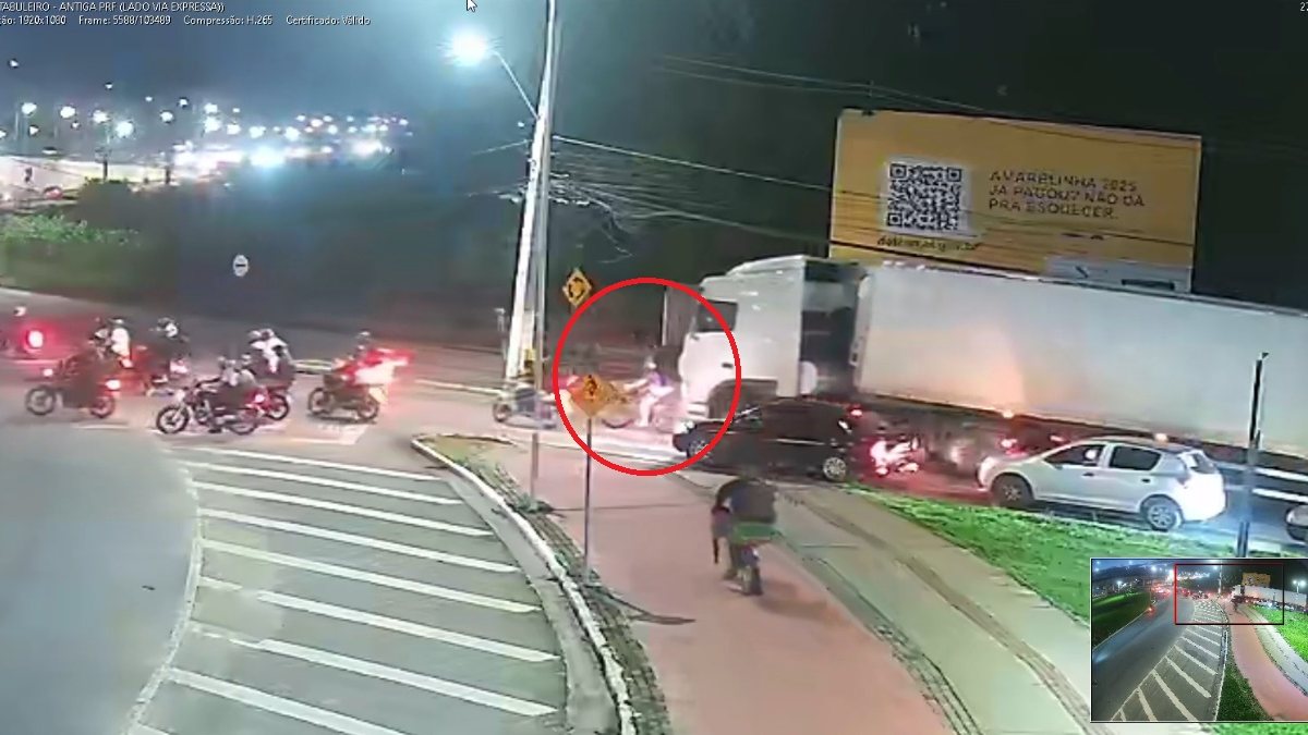 Vídeo mostra momento em que ciclista é derrubada e atropelada por carreta em Maceió