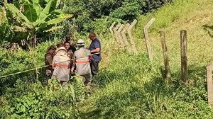 Autoridades em atendimento a caso de pai e filha que foram eletrocutados em trilha para praia de SC - CBMSC / Divulgação