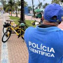 Polícia Científica recolheu a ossada, que na imagem aparece dentro da sacola verde - Polícia Científica