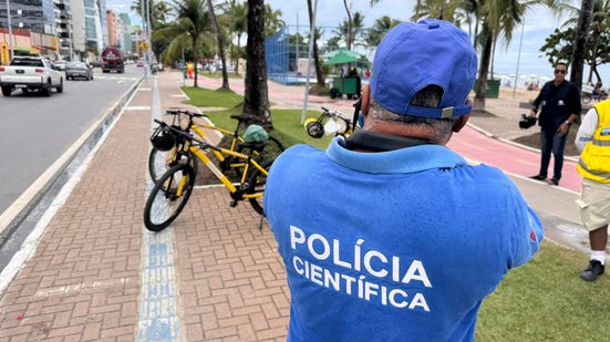 Polícia Científica recolheu a ossada, que na imagem aparece dentro da sacola verde - Polícia Científica