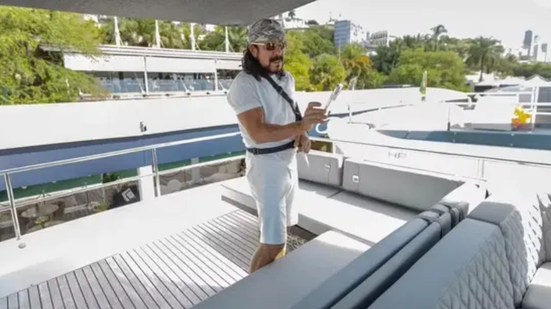 Lancha de Bell Marques tem área gourmet e até 4 cabines\u003B veja detalhes