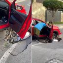 Carro fica danificado ao cair em cratera na Ponta Verde - Reprodução / Redes sociais