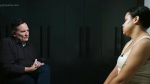 O jornalista Roberto Cabrini foi até Coité do Nóia entrevistar a jovem Maria Daniela, que convive com sequelas após caso de estupro no interior de Alagoas - Reprodução / Record