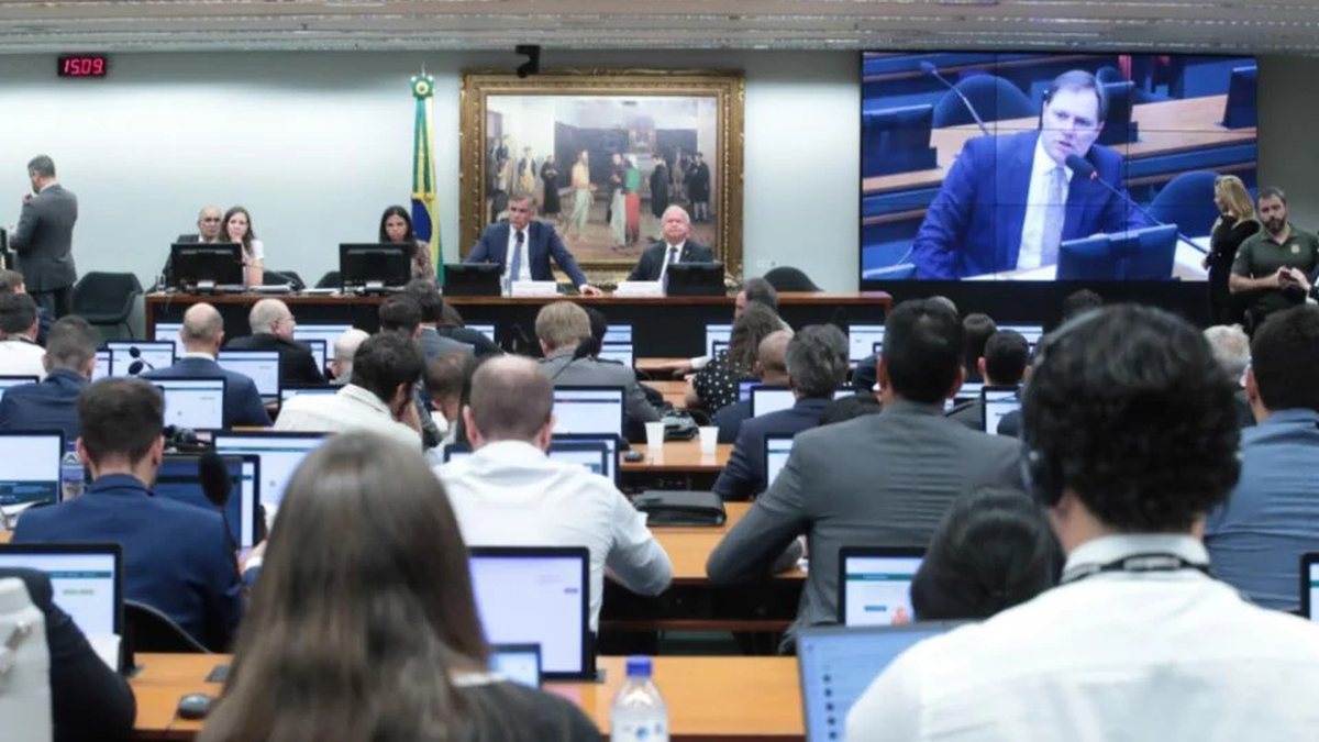 CCJ aprova PEC do fim da jornada de trabalho 6x1 e tema avança na Câmara