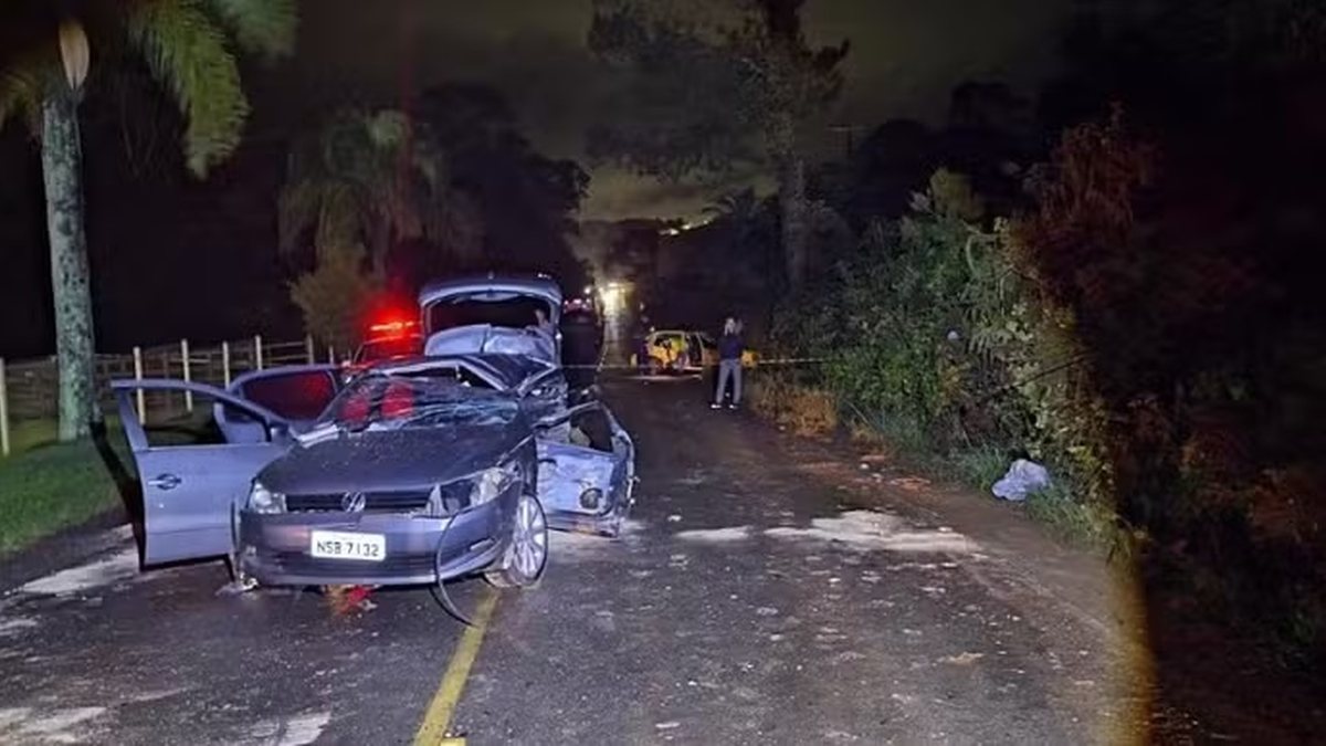 Acidente com quatro veículos mata casal, filhos e amigo da família