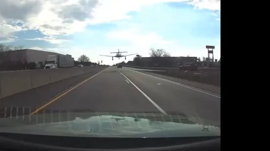 Avião faz pouso de emergência em rodovia movimentada nos EUA - Reprodução / Redes sociais