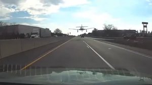 Avião faz pouso de emergência em rodovia movimentada nos EUA - Reprodução / Redes sociais