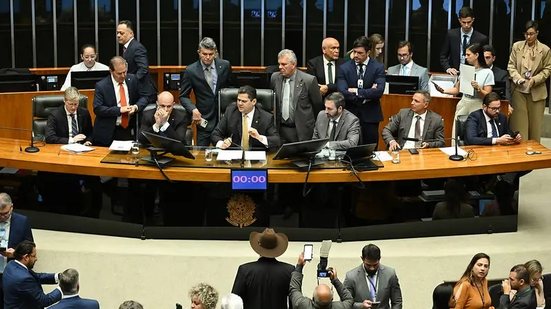 Imagem Congresso derruba veto a projeto que reduz penas do 8/1 e beneficia Bolsonaro, em nova derrota de Lula após revés com Messias