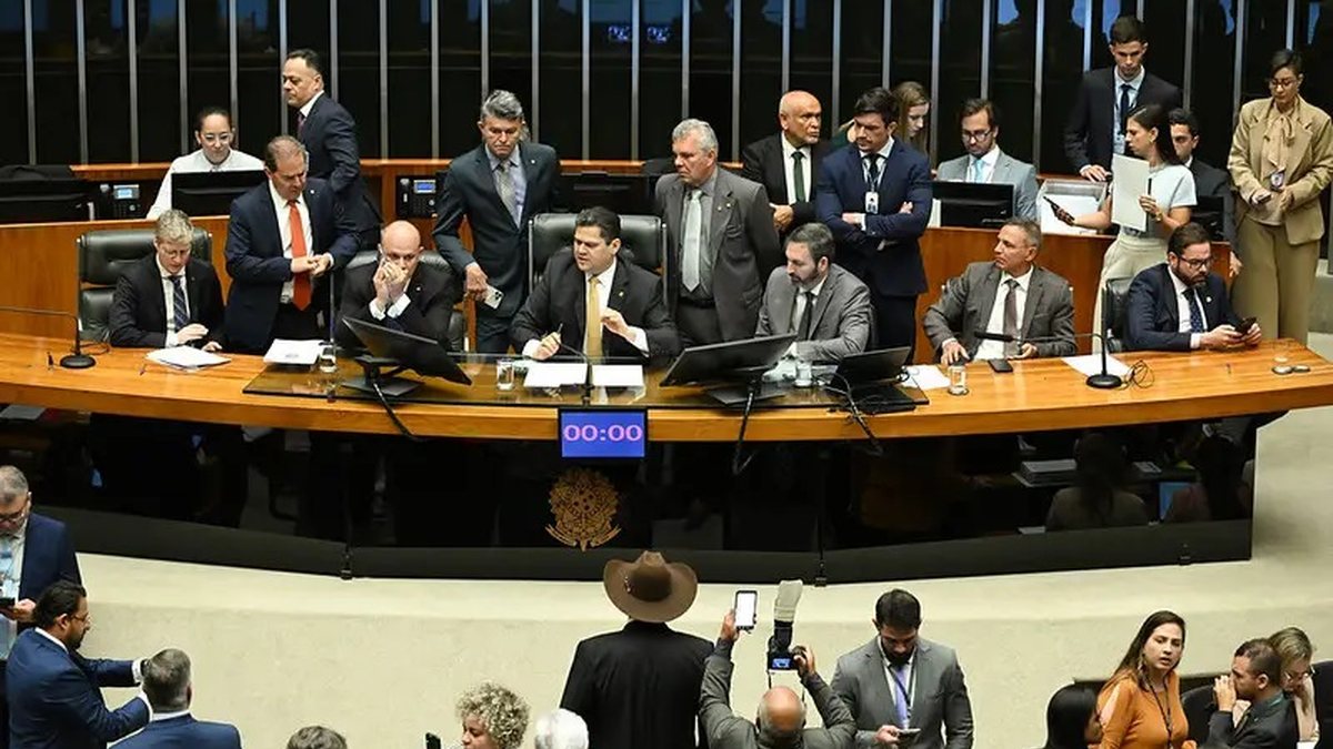 Congresso derruba veto a projeto que reduz penas do 8/1 e beneficia Bolsonaro, em nova derrota de Lula após revés com Messias