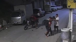 Imagem Entregador agredido e assaltado por trio dá detalhes de abordagem: "Sou trabalhador, vai me roubar?"