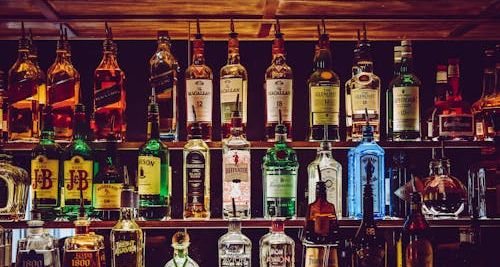 Falso cliente é preso por furto de seis garrafas de uísque em supermercado