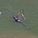 Helicóptero cai na Praia da Barra - Reprodução / TV Globo