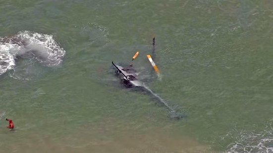 Helicóptero cai na Praia da Barra - Reprodução / TV Globo