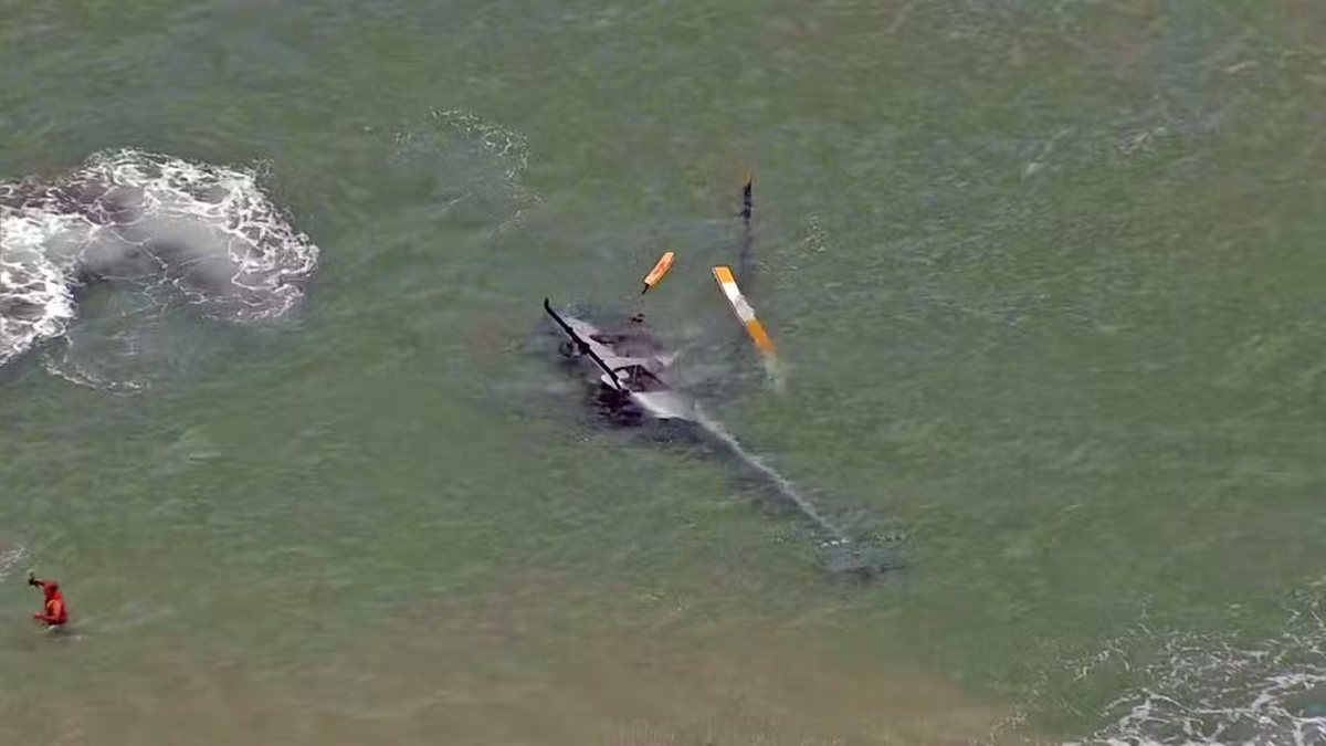 Helicóptero cai no mar da praia da Barra da Tijuca, no Rio