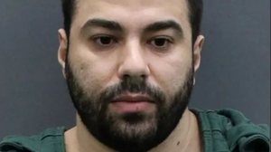 Hisham Abugharbieh, de 26 anos, foi preso na sexta-feira supeito da morte de seu colega de quarto, Zamil Limon - Gabinete do Xerife do Condado de Hillsborough / Reprodução CNN Internacional
