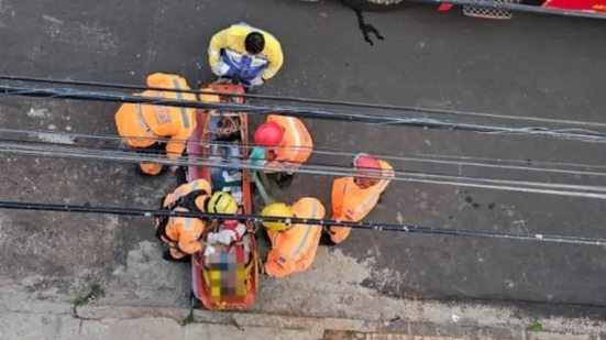 Bombeiros resgatam homem eletrocutado em Uberlândia (MG); trabalhador sobreviveu à descarga elétrica de quase 14.000 volts - CBM/MG