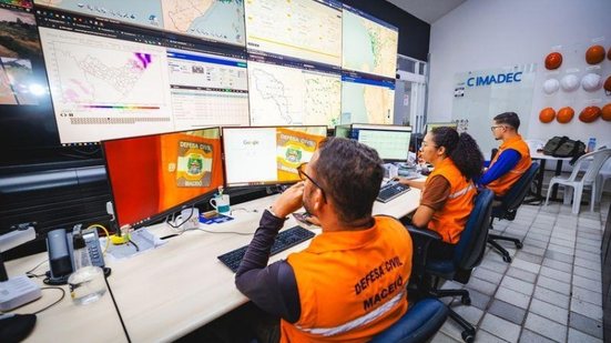 Equipes de monitoramento estão disponíveis 24h no Centro Integrado de Monitoramento e Alerta da Defesa Civil (CIMADEC). - Secom Maceió