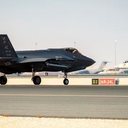 Jato norte-americano F-35 taxiando na base de Al Udeid, no Catar, com outros jatos e aeronaves ao fundo, em imagem de 2023 - Leon Redfern / Exército dos Estados Unidos