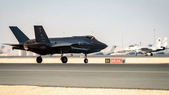 Jato norte-americano F-35 taxiando na base de Al Udeid, no Catar, com outros jatos e aeronaves ao fundo, em imagem de 2023 - Leon Redfern / Exército dos Estados Unidos