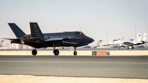 Jato norte-americano F-35 taxiando na base de Al Udeid, no Catar, com outros jatos e aeronaves ao fundo, em imagem de 2023 - Leon Redfern / Exército dos Estados Unidos