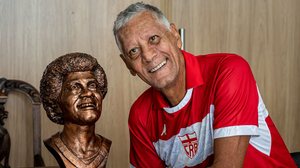Joãozinho Paulista é homenageado com busto e se emociona no CT do CRB - Francisco Cedrim / CRB