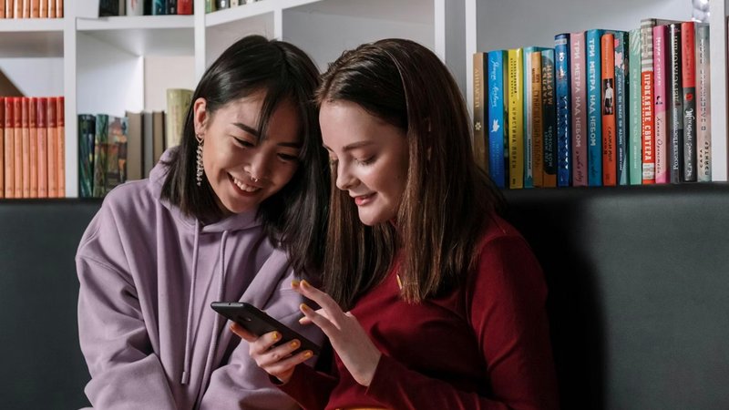 "FOMO" e "JOMO": qual é o significado das siglas "cronicamente online" que ganharam popularidade nas redes sociais?