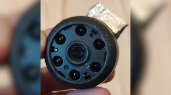 Segundo a mulher, a câmera estava instalada no suporte do ventilador de teto do quarto - Divulgação / Polícia Militar