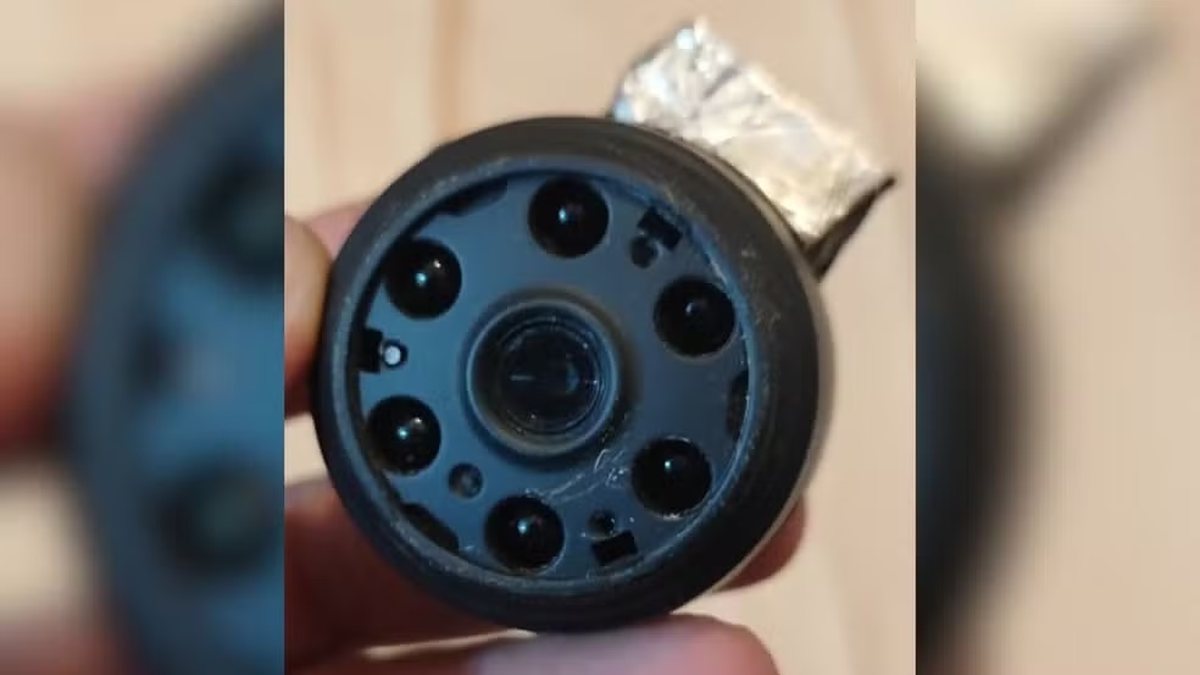 Mulher acha câmera escondida dentro do próprio quarto e suspeita do ex