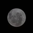 Em registro feito pela missão Artemis 2 é possível ver a bacia Oriental na borda direita do disco lunar - NASA