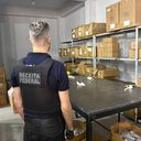 Auditor da Receita Federal durante operação contra organização criminosa que operava na venda de itens ilegais - Divulgação / Receita Federal