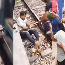 Pai pula nos trilhos de trem para salvar filho em Bhairab, em Bangladesh, em 28 de abril de 2026 - Reprodução / Redes sociais
