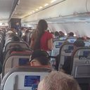 Pastora mirim de 10 anos é contida por comissários ao pregar em voo - Reprodução / Redes sociais