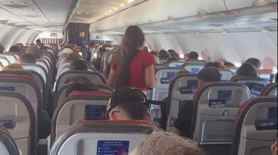 Pastora mirim de 10 anos é contida por comissários ao pregar em voo - Reprodução / Redes sociais