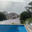 Piscina de borda infinita e vista para o mar: veja o casarão de onde fugiu alvo de ação no Vidigal - Reprodução / TV Globo