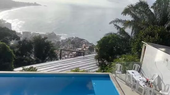 Piscina de borda infinita e vista para o mar: veja o casarão de onde fugiu alvo de ação no Vidigal - Reprodução / TV Globo