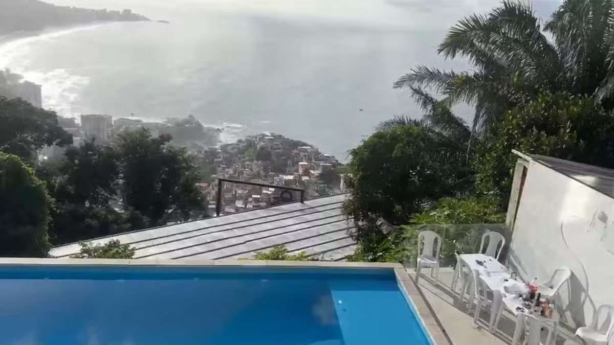 Piscina de borda infinita e vista para o mar: veja o casarão de onde fugiu alvo de ação no Vidigal