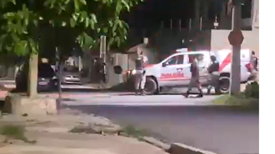 Imagem Vídeo: PM da reserva é preso após apontar arma e desacatar policiais em Delmiro Gouveia